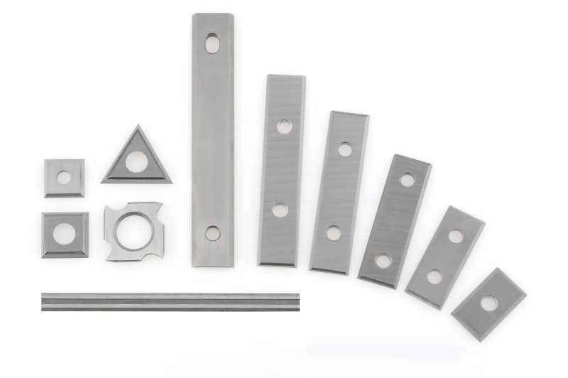 Sortiment aus Hartmetall-Wendeplatten und Wendemessern in verschiedenen Formen